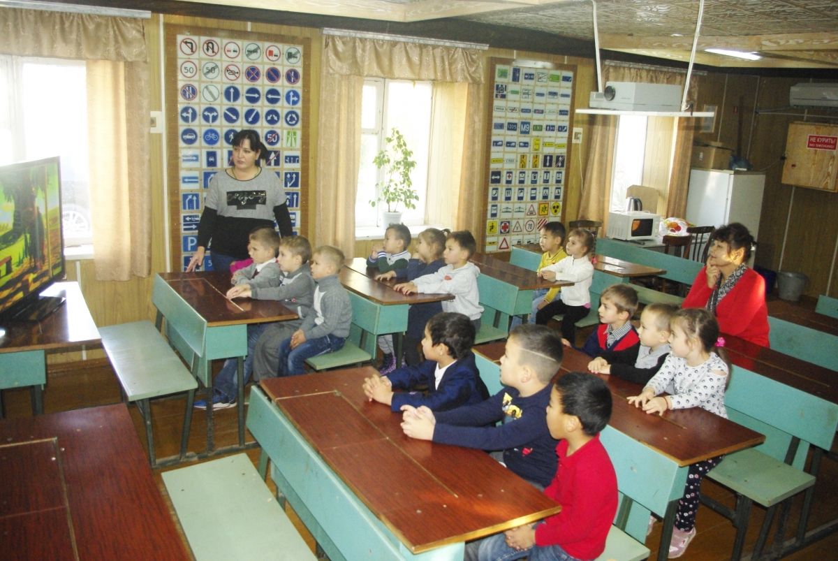 Досаафовцы Калмыкии обучают детей безопасному поведению на дороге